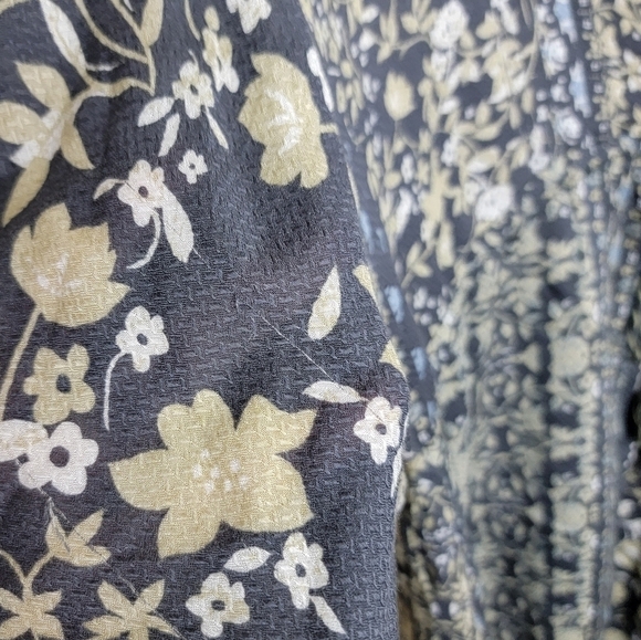 Lovestitch | Gray Floral V-neck 3/4 Sleeve Relaxed Tie Front Tunic Size Small - Picture 4 of 8